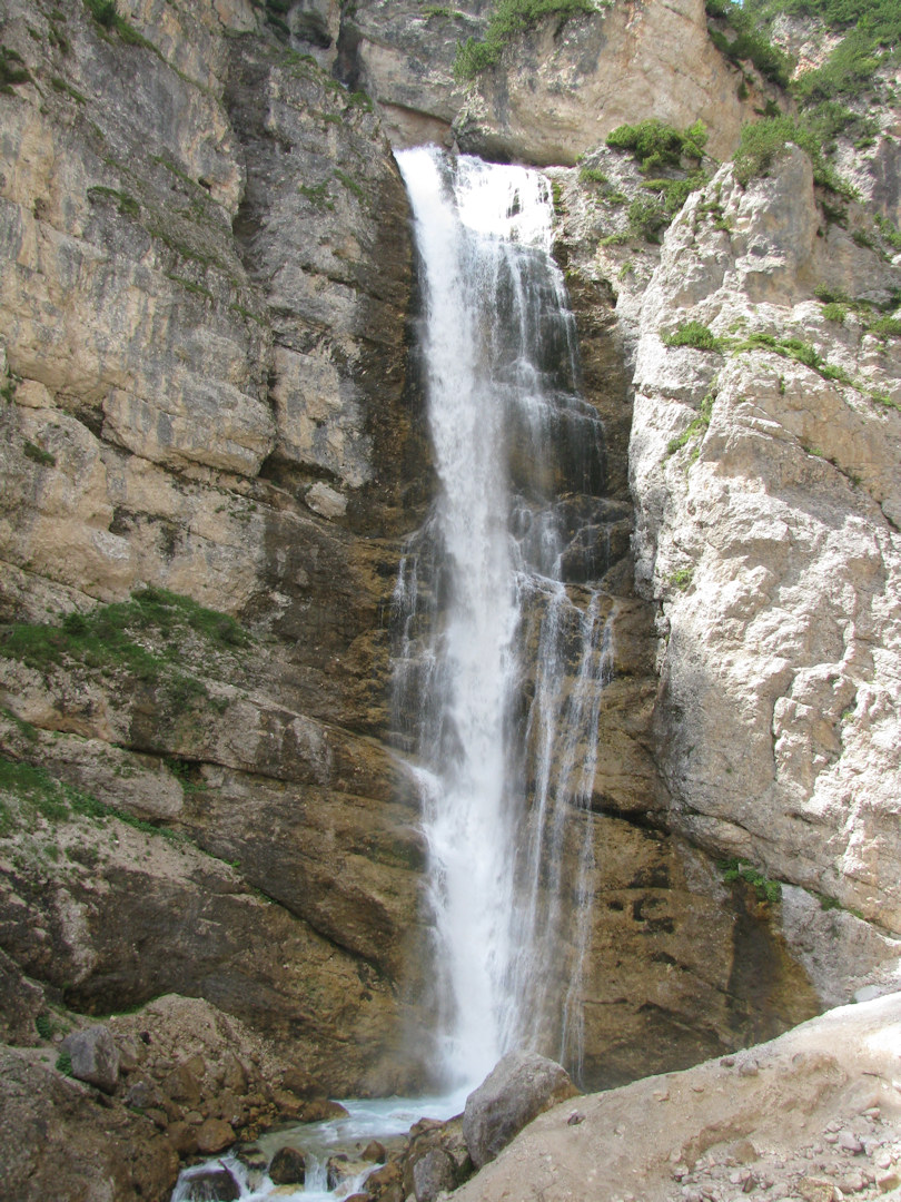 Dolomity. Wodospady Fanes.