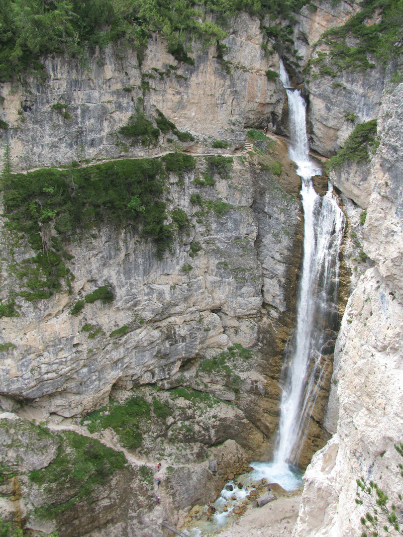 Dolomity. Wodospady Fanes.