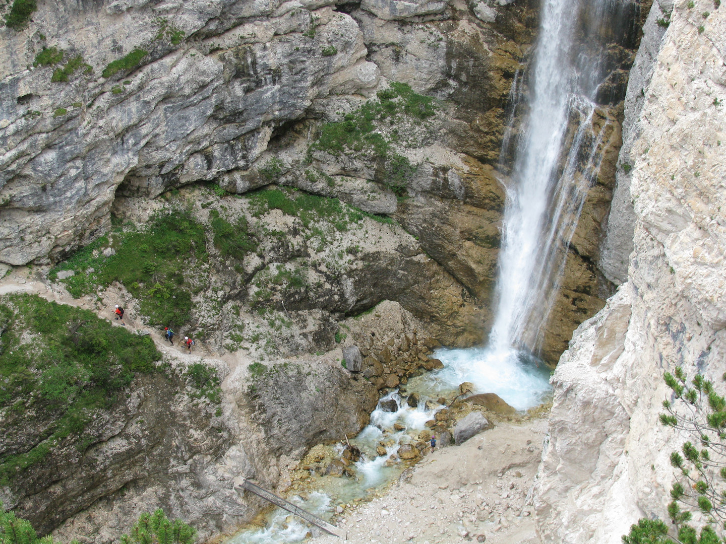 Dolomity. Wodospady Fanes.
