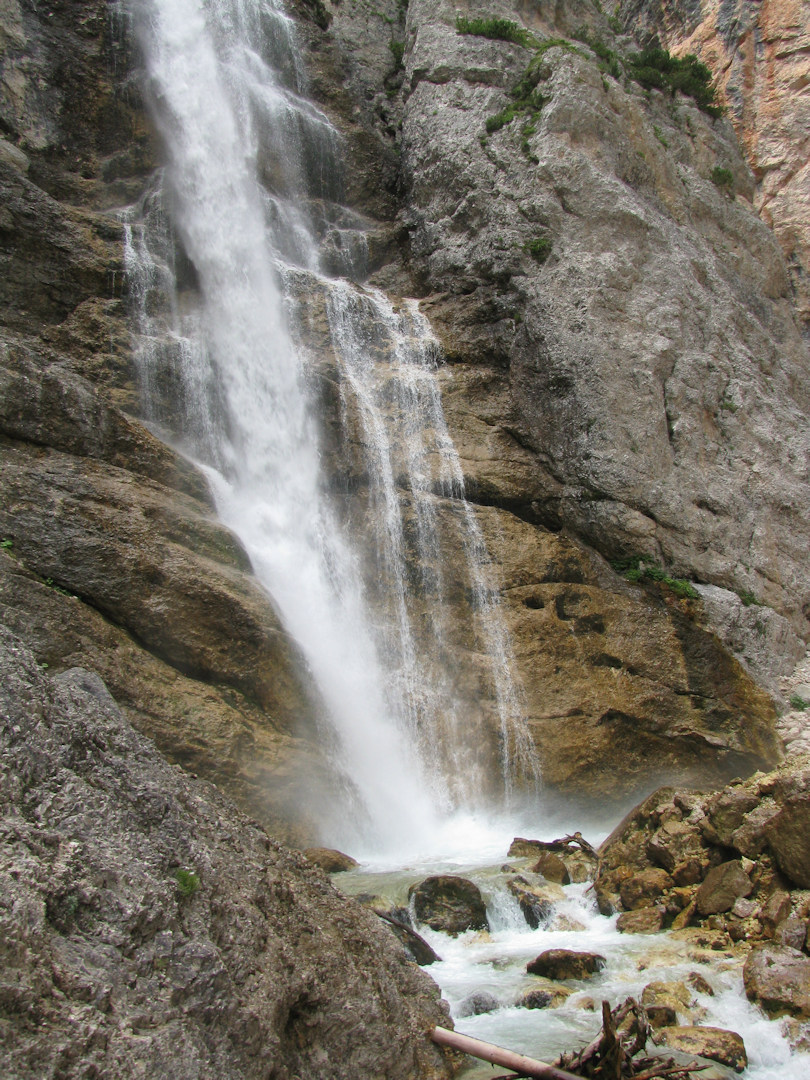Dolomity. Wodospady Fanes.