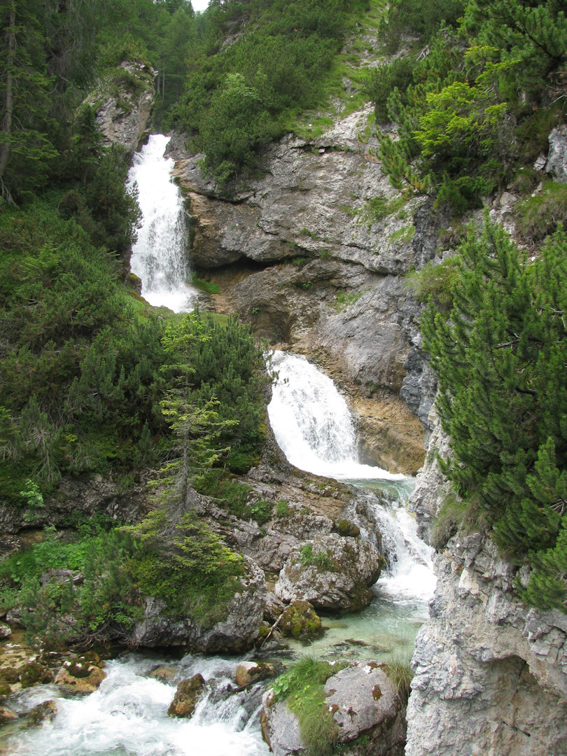 Dolomity. Wodospady Fanes.