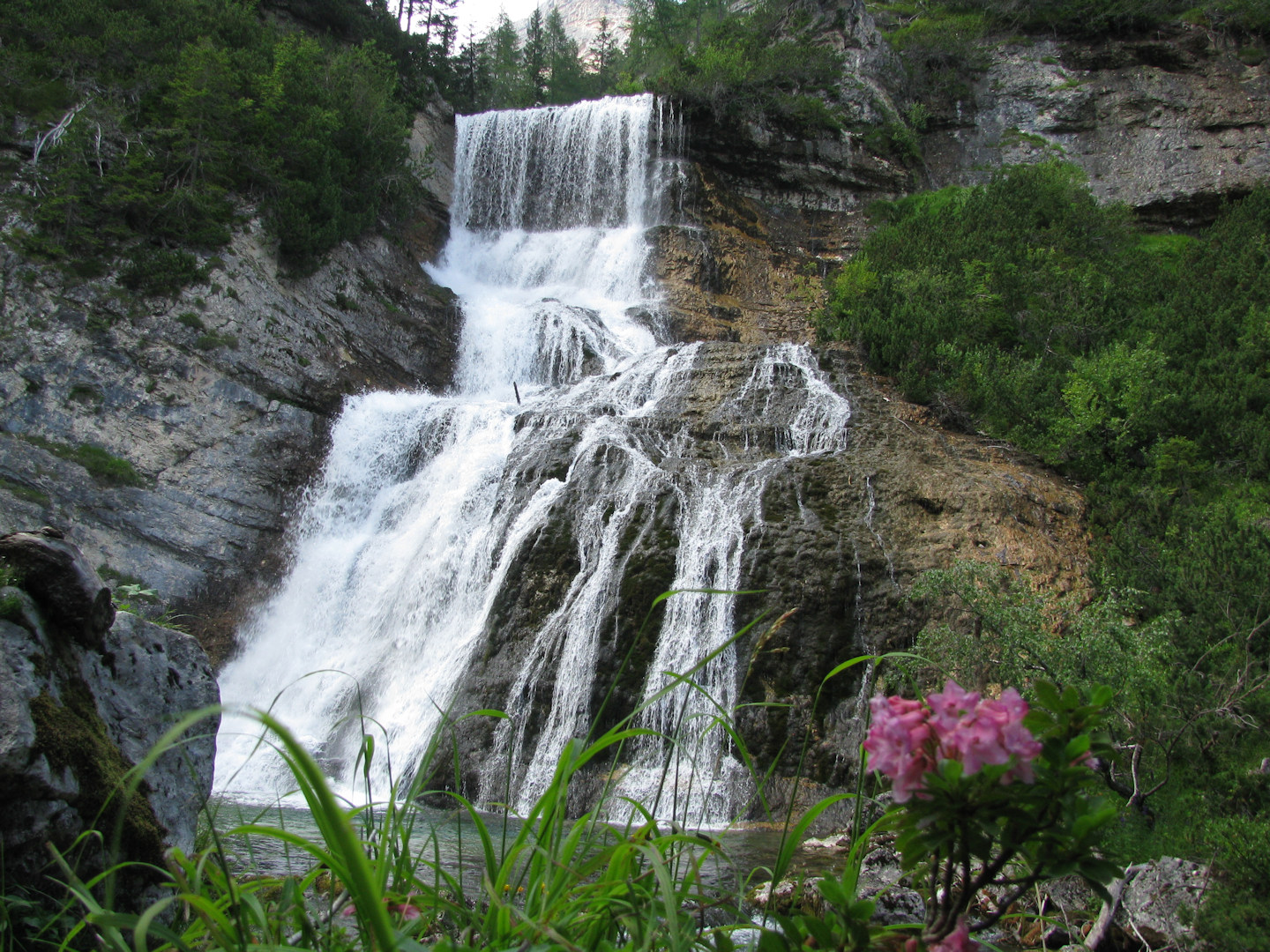 Dolomity. Wodospady Fanes.