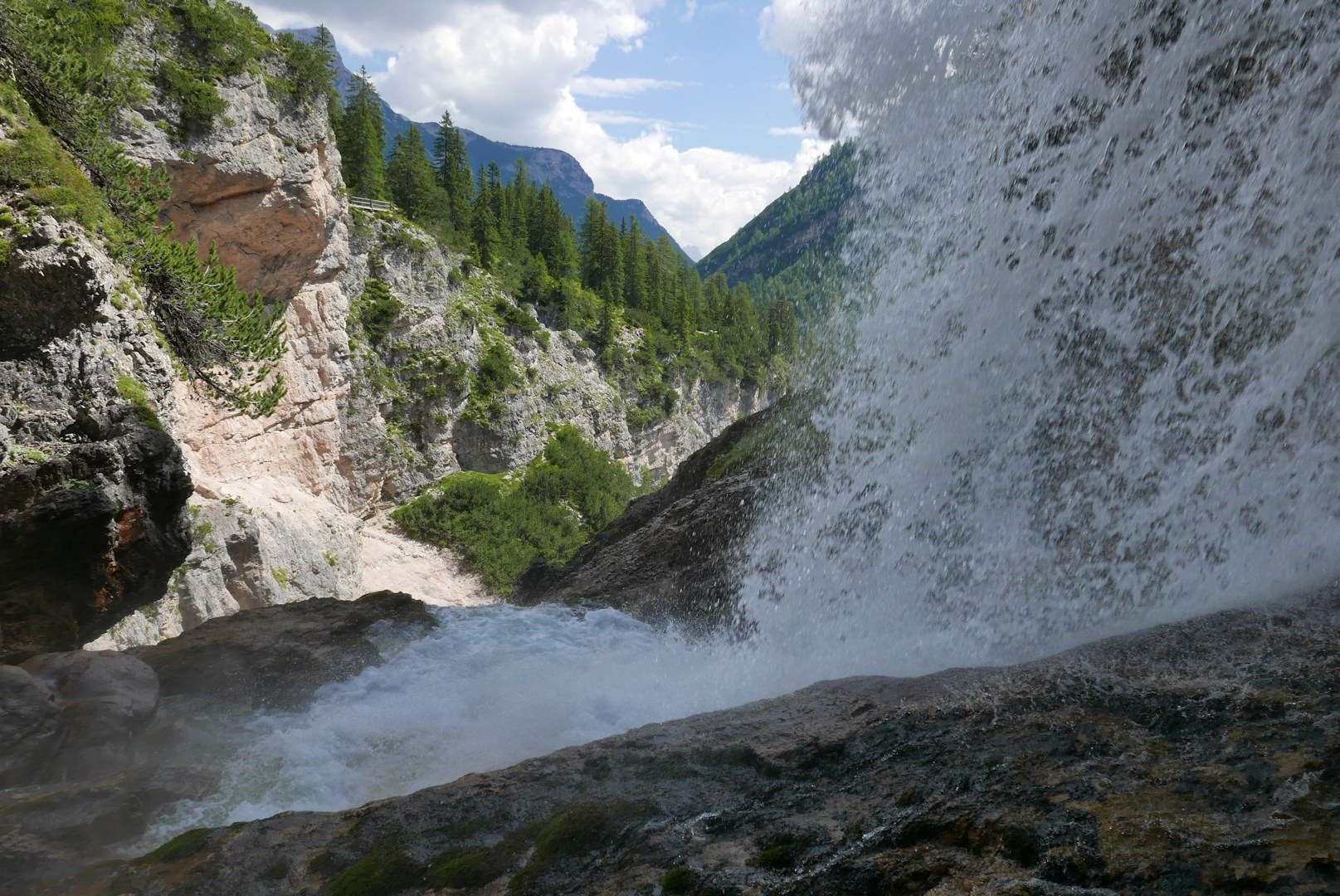 Dolomity. Wodospady Fanes.