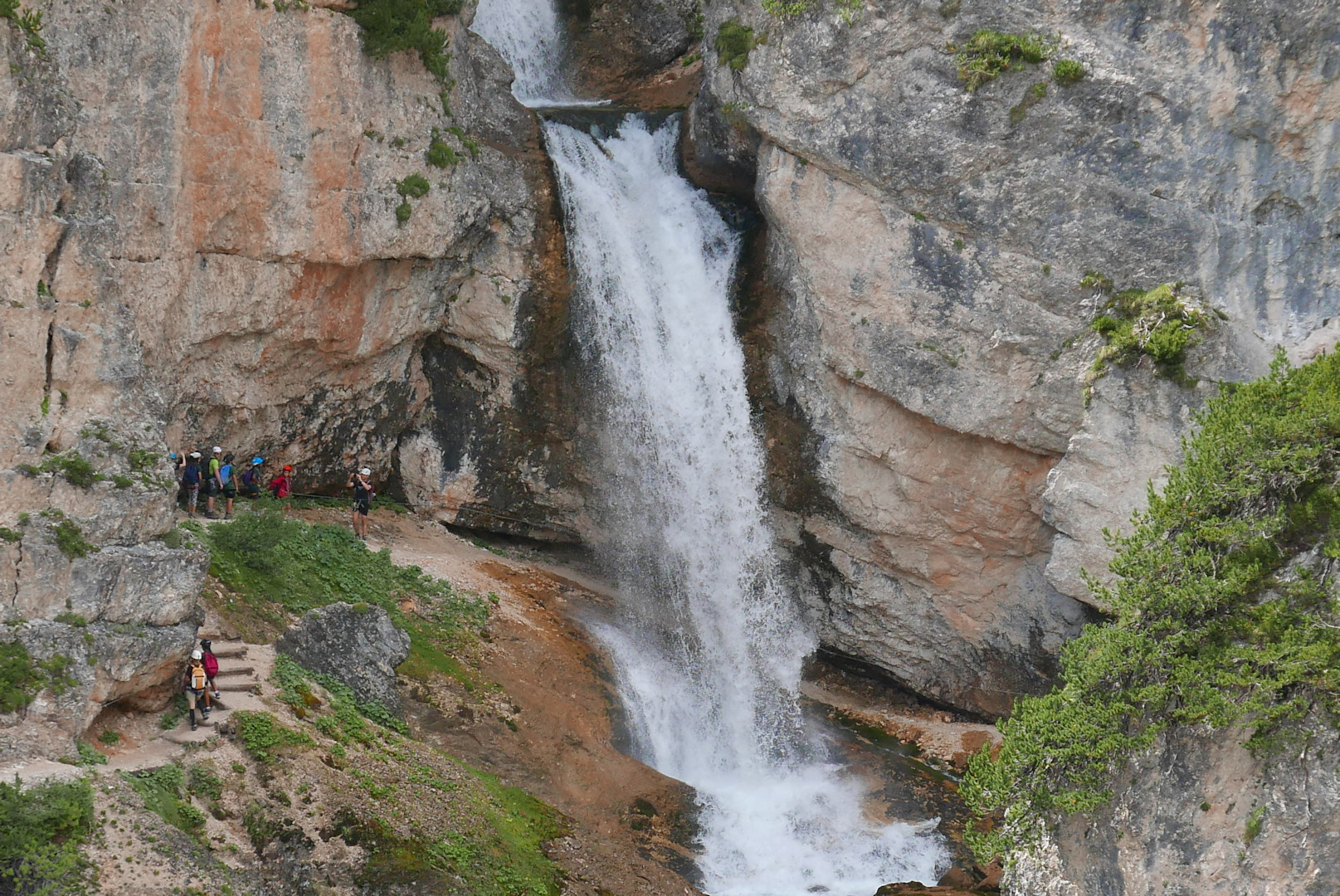 Dolomity. Wodospady Fanes.