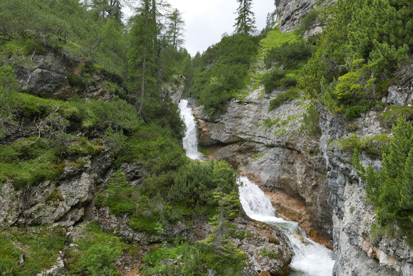 Dolomity. Wodospady Fanes.