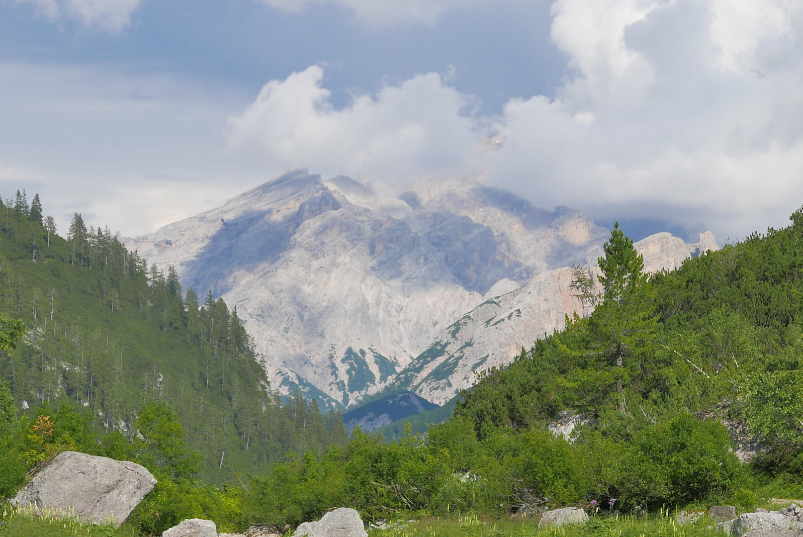 Dolomity. Wodospady Fanes.