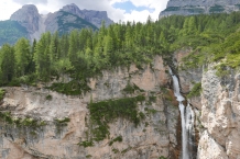 Dolomity. Wodospady Fanes.